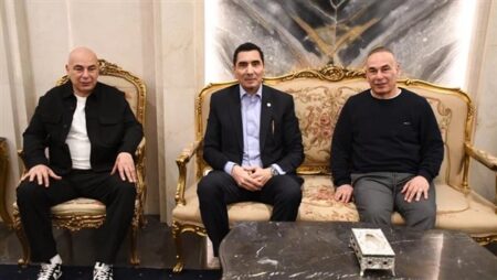 وزير الشباب يلتقي الجهاز الفني للمنتخب الوطني باستاد القاهرة