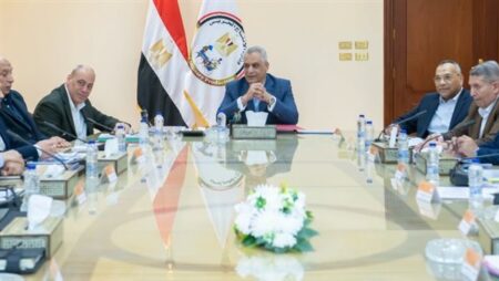 وزير الإنتاج الحربي يوجه بوضع نظام مالي جديد لمكافأة العاملين وتحفيز الإنتاج