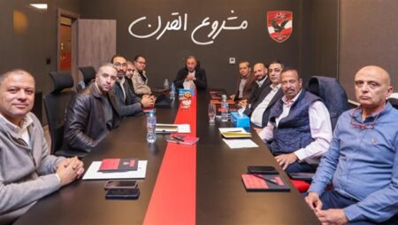 الخطيب يجتمع مع «المنشآت» و«القلعة الحمراء».. ويعتمد الدراسات الخاصة بإنشاء الأفرع بالمحافظات