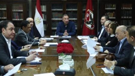 الخطيب يجتمع مع شركة الخدمات ويدرس امتلاك النادي للحصة الكبرى بإحدى شركات السياحة