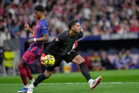 حارس أتلتيكو مدريد يحذر برشلونة قبل صدام دوري أبطال أوروبا: فزتم بالحظ