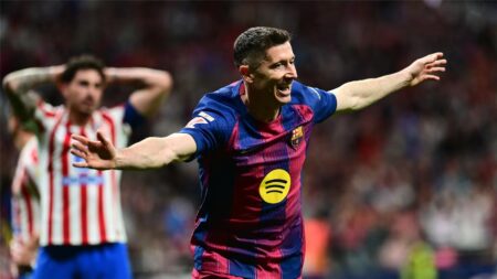 فيديو | بالصدفة.. ليفاندوفسكي يسجل هدف برشلونة الثاني أمام أتلتيكو مدريد