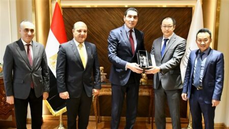 وزير الشباب يبحث التعاون مع كبرى الشركات الصينية للمعدات الرياضية