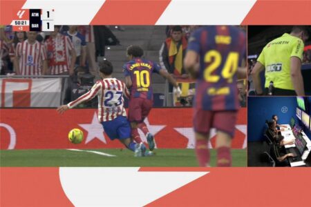 خبير تحكيمي يوضح مدى صحة طرد لاعب أتلتيكو مدريد أمام برشلونة