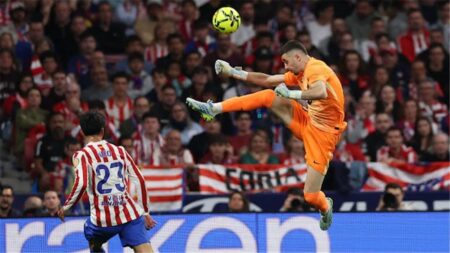 فيديو | طرد مباشر للاعب أتلتيكو مدريد أمام برشلونة في الدوري الإسباني