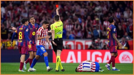 خبير تحكيمي سابق: طرد بيرنال أمام أتلتيكو مدريد خير مثال على ما يجب أن تكون البطاقة الحمراء