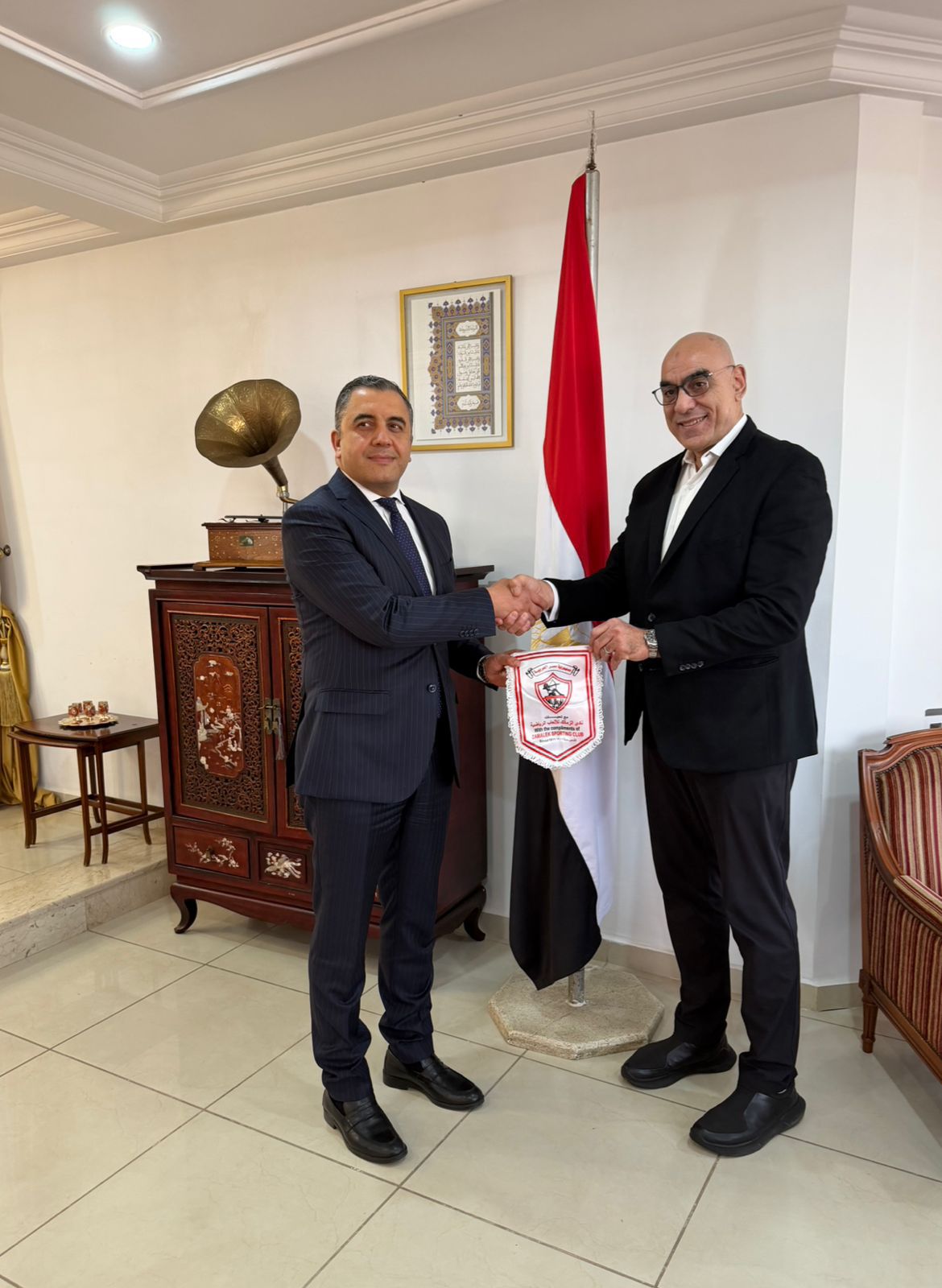 هشام نصر يزور سفير مصر في الجزائر ويهديه درع الزمالك قبل مواجهة شباب بلوزداد 2 هشام نصر يزور سفير مصر في الجزائر ويهديه درع الزمالك قبل مواجهة شباب بلوزداد