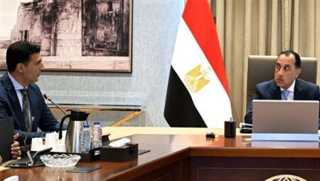 رئيس الوزراء يُتابع مستجدات البرنامج الوطني لتنمية صناعة السيارات