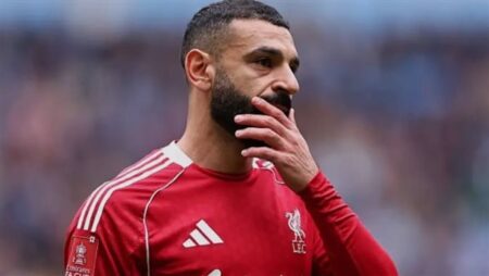 لقد فقدت عقلك.. مشجعة لليفربول تهاجم سلوت غاضبة بسبب محمد صلاح (فيديو)