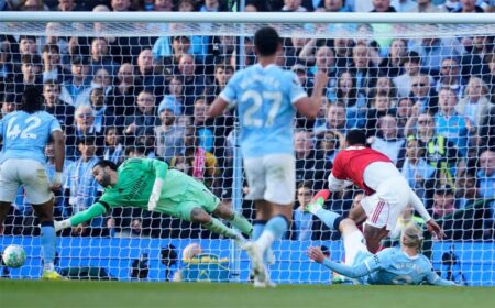 لاعب آرسنال السابق يشكك في صحة هدف هالاند: كان يجب إلغاءه