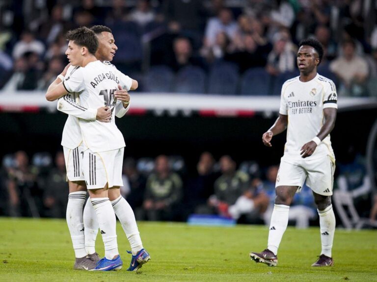 فيديو | لاعب ريال مدريد يعتذر لجماهير فريقه بعد الفوز على ألافيس فيديو | لاعب ريال مدريد يعتذر لجماهير فريقه بعد الفوز على ألافيس