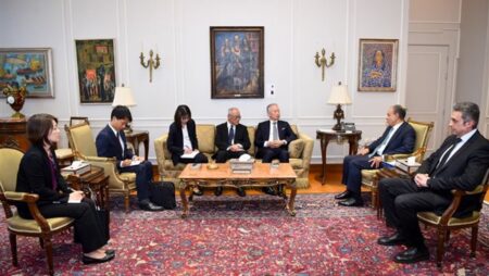 وزير الخارجية يلتقي مع المبعوث الياباني لملف إعادة بناء ومساعدات غزة
