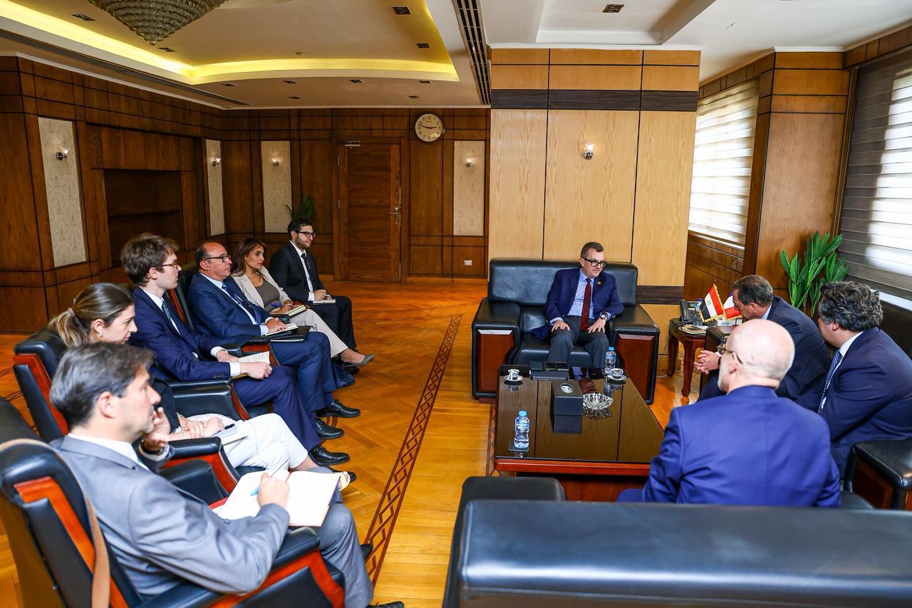وزير التخطيط يبحث مع الجانب الفرنسي تداعيات الأزمة الجيوسياسية الراهنة وسبل تعزيز العلاقات الاقتصادية المشتركة