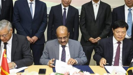 «فوسفات مصر» توقع عقد توريد خام الفوسفات لإنشاء مجمع أسمدة بالعين السخنة بطاقة 600 ألف طن سنويًا