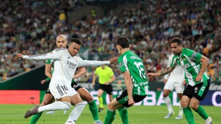 خبير تحكيمي يوضح مدى أحقية ريال مدريد في ضربة جزاء أمام ريال بيتيس