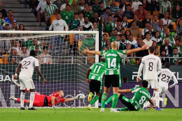 قناة ريال مدريد تدين التحكيم بعد التعادل مع ريال بيتيس: يسخرون منا.. وما يحدث خطيئة