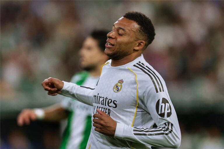 كيليان مبابي يثير القلق في مباراة ريال مدريد وريال بيتيس