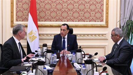 «مدبولي» يتابع مع وزير البترول تأمين الغاز واستعدادات الصيف وزيادة الإنتاج المحلي