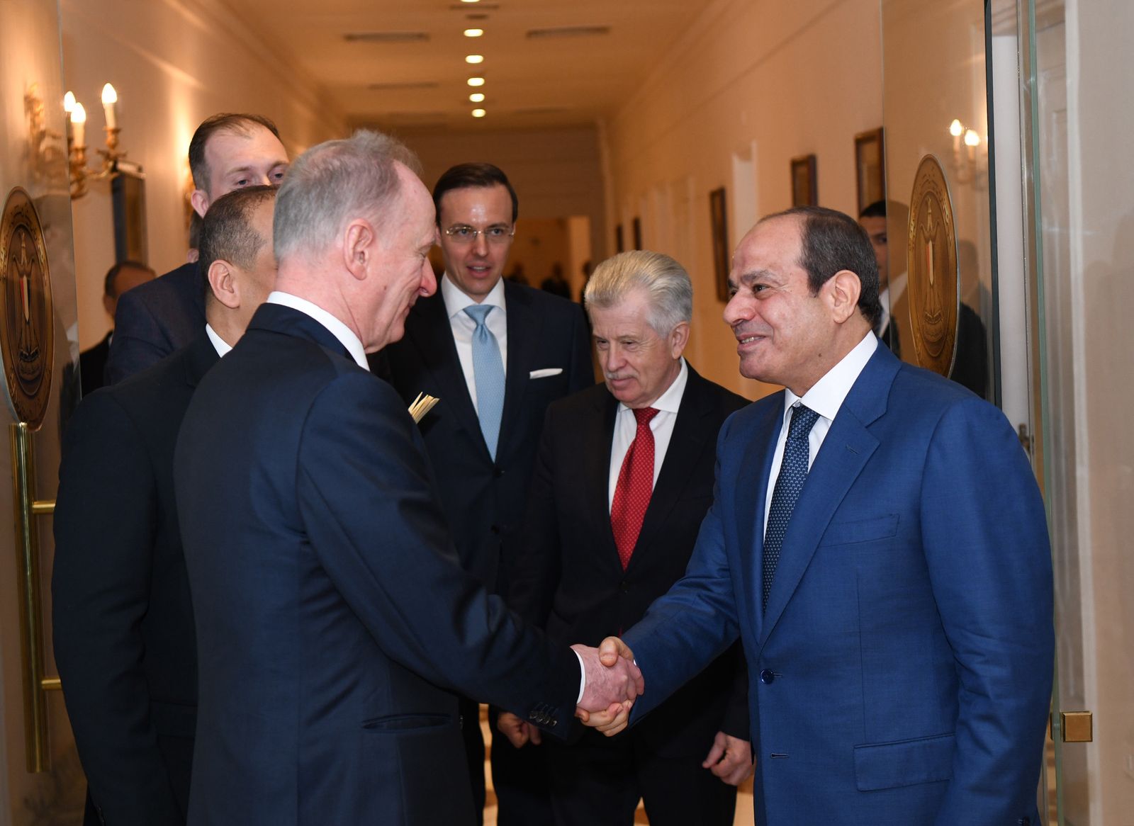 بالصور والفيديو.. السيسي يستقبل مساعد بوتين ويتقدم مشيعي جنازة والد مدبولي