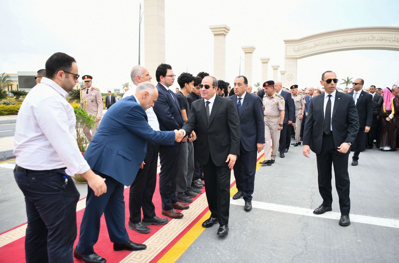 بالصور والفيديو.. السيسي يستقبل مساعد بوتين ويتقدم مشيعي جنازة والد مدبولي