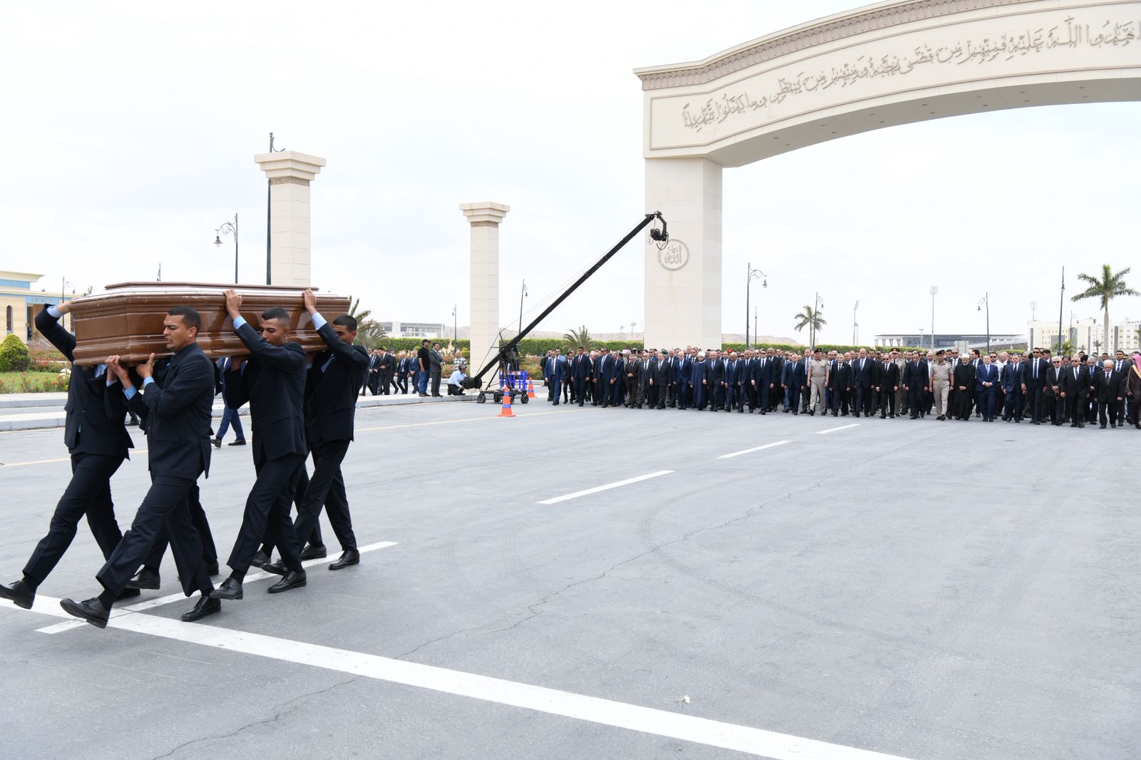بالصور والفيديو.. السيسي يستقبل مساعد بوتين ويتقدم مشيعي جنازة والد مدبولي