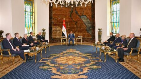 بالصور والفيديو.. السيسي يستقبل مساعد بوتين ويتقدم مشيعي جنازة والد مدبولي