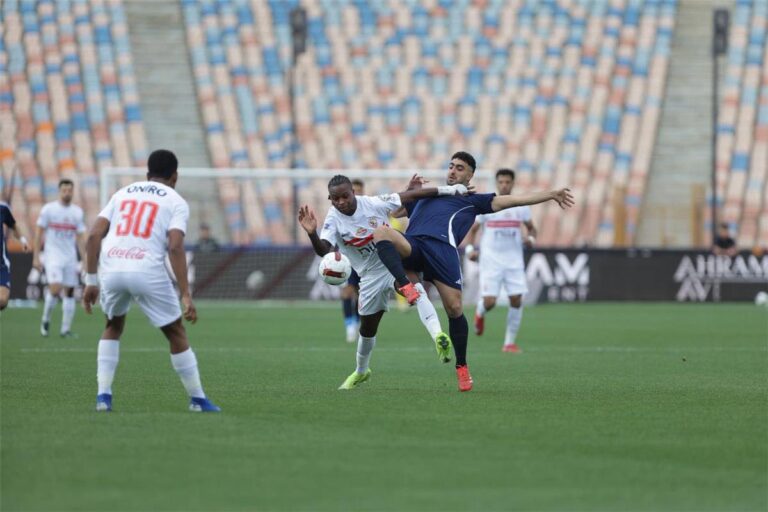هدية لـ الأهلي وبيراميدز.. فيديو | الزمالك يفقد نقطتين ثمينتن بتعادل سلبي أمام إنبي في الدوري المصري