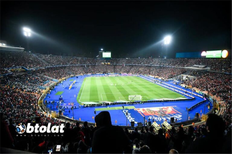 جماهير الأهلي والزمالك في استاد القاهرة لتجهيز دخلات القمة جماهير الأهلي والزمالك في استاد القاهرة لتجهيز دخلات القمة