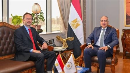 وزير الري يلتقي سفير إسبانيا بالقاهرة لبحث تعزيز التعاون في إدارة الموارد المائية