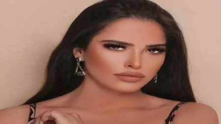 "اتهامات الإيحاءات الجنسية تطاردها".. عمر كمال يروج لتعاونه مع سارة زكريا (فيديو)