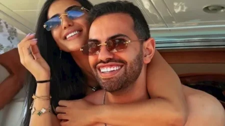 ريم سامي تخطف الأنظار بإطلالة صيفية رفقة زوجها على متن يخت