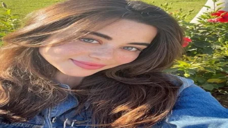 الأزرق يليق بها.. يارا السكري تخطف الأنظار بإطلالتها