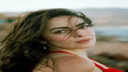 وئام مجدي تتألق بالأحمر الناري.. كيف نسقت إطلالتها؟