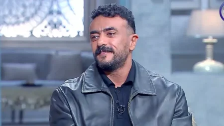 أحمد العوضي يبادل جمهوره التحية على الطريق الدائري (فيديو)