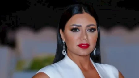 رانيا يوسف بلوك ناعم.. كيف صنعت الورود لمسة ناعمة في اللوك؟