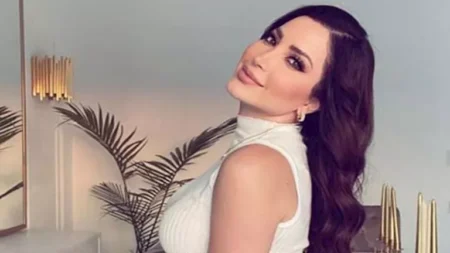 بإطلالة أنثوية ناعمة.. نسرين طافش تتألق بفستان البولكا دوت (صور)