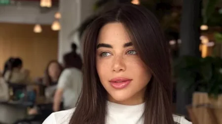 الأسود يليق بها.. يارا السكري تتألق بجامبسوت أنيق