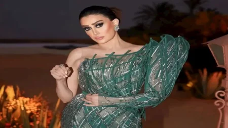 غادة عبدالرازق تلعب مع قطة في الشارع (فيديو طريف)