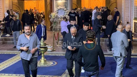بحضور نجوم الفن.. الصور الأولى من عزاء والد دينا رامز