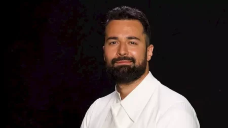 عمل فني أم حفل زفاف؟.. أحمد حاتم يثير الجدل بصورة مع عروس