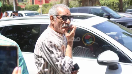 بالصور.. سيد رجب وأشرف زكي في جنازة والد منة شلبي بالمعادي