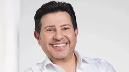 محامي هاني شاكر: الفنان "حي يُرزق" وسنقاضي مروجي شائعات وفاته