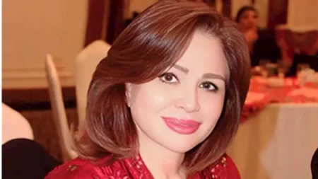 من المخمل.. إلهام شاهين تخطف الأنظار بإطلالتها