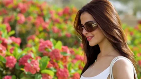 نورهان منصور تتألق بفستان أبيض ساحر على ضفاف النيل في أسوان
