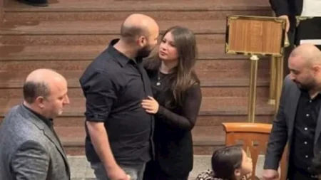 "مش راضية تسيبه"..زوجة حاتم صلاح تواسيه في عزاء والده