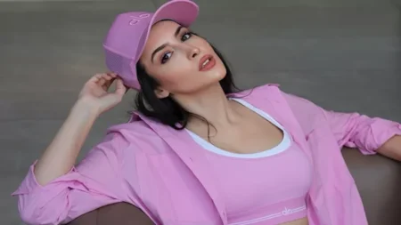 بالأحمر الناري.. كيف نسقت سارة بركة إطلالتها؟