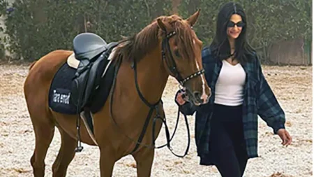 تارا عماد تخطف الأنظار أثناء رياضة ركوب الخيل