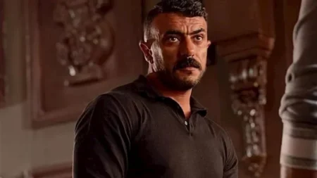 "نقول مبروك ولا إيه؟".. أحمد العوضي يثير الجدل ببدلة عريس
