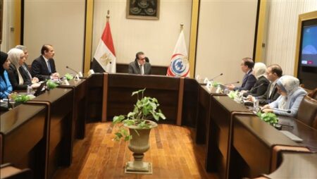 «عبدالغفار» يبحث مستجدات مدينة اللقاحات وخطوات إطلاق أكاديمية VBC