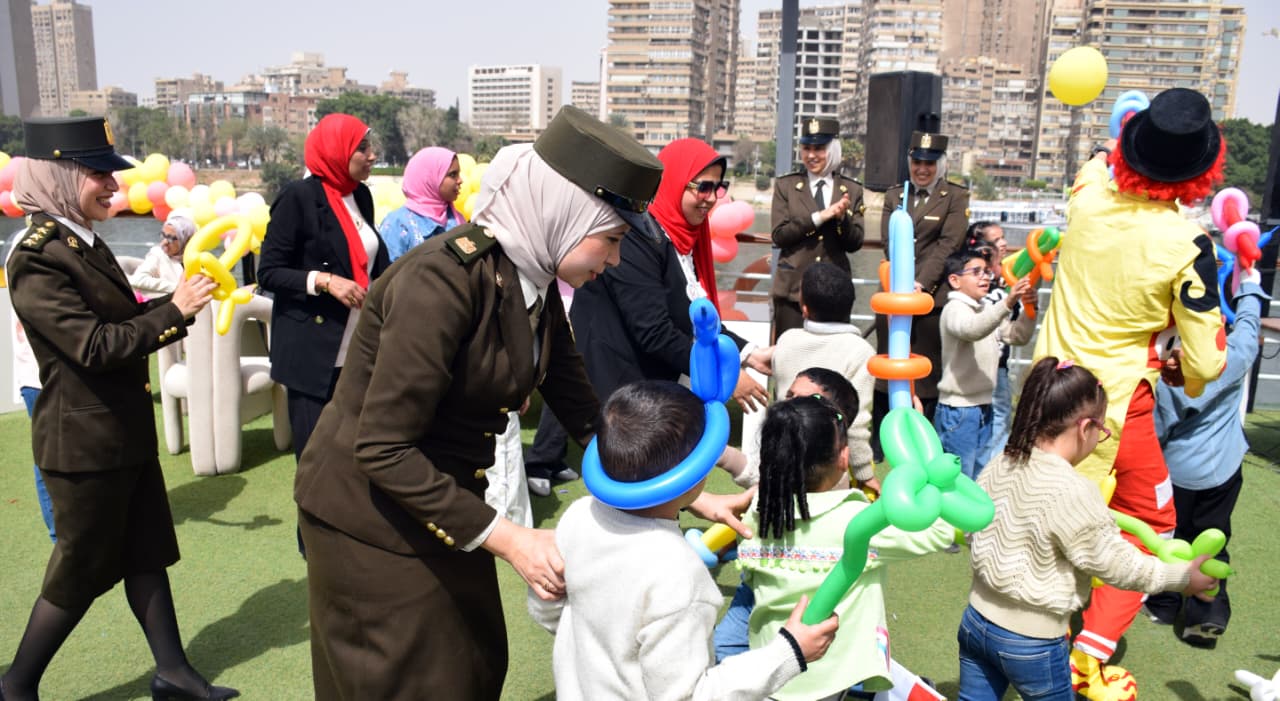 القوات المسلحة تشارك أطفال مصر الاحتفال بيوم اليتيم.. شاهد